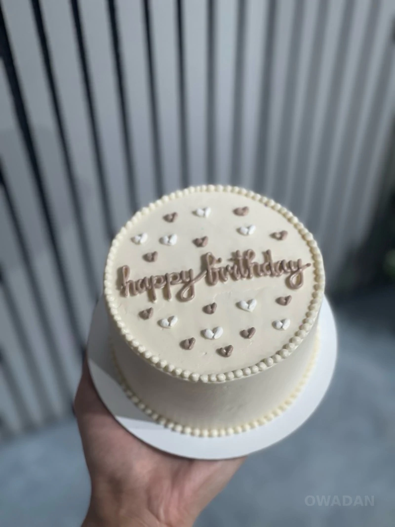 Бенто-торт «Happy Birthday» — минималистичный десерт в корейском стиле