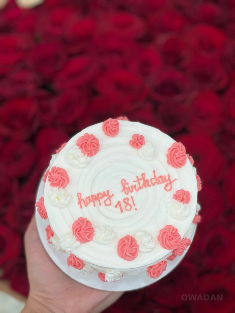 Бенто-торт «Happy Birthday 18!» — нежный десерт на совершеннолетие